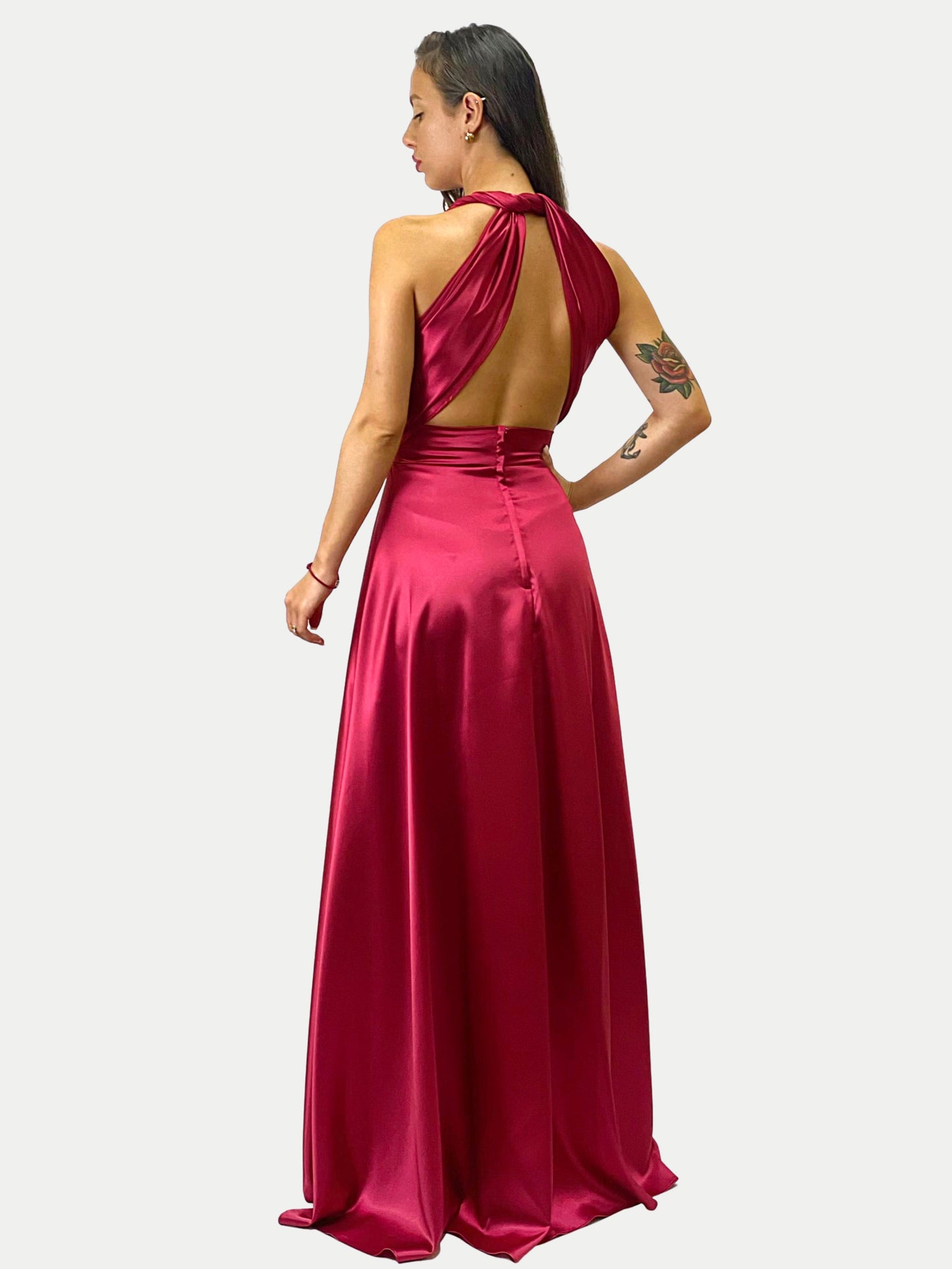 Abito in raso effetto seta con scollatura profonda a fasce