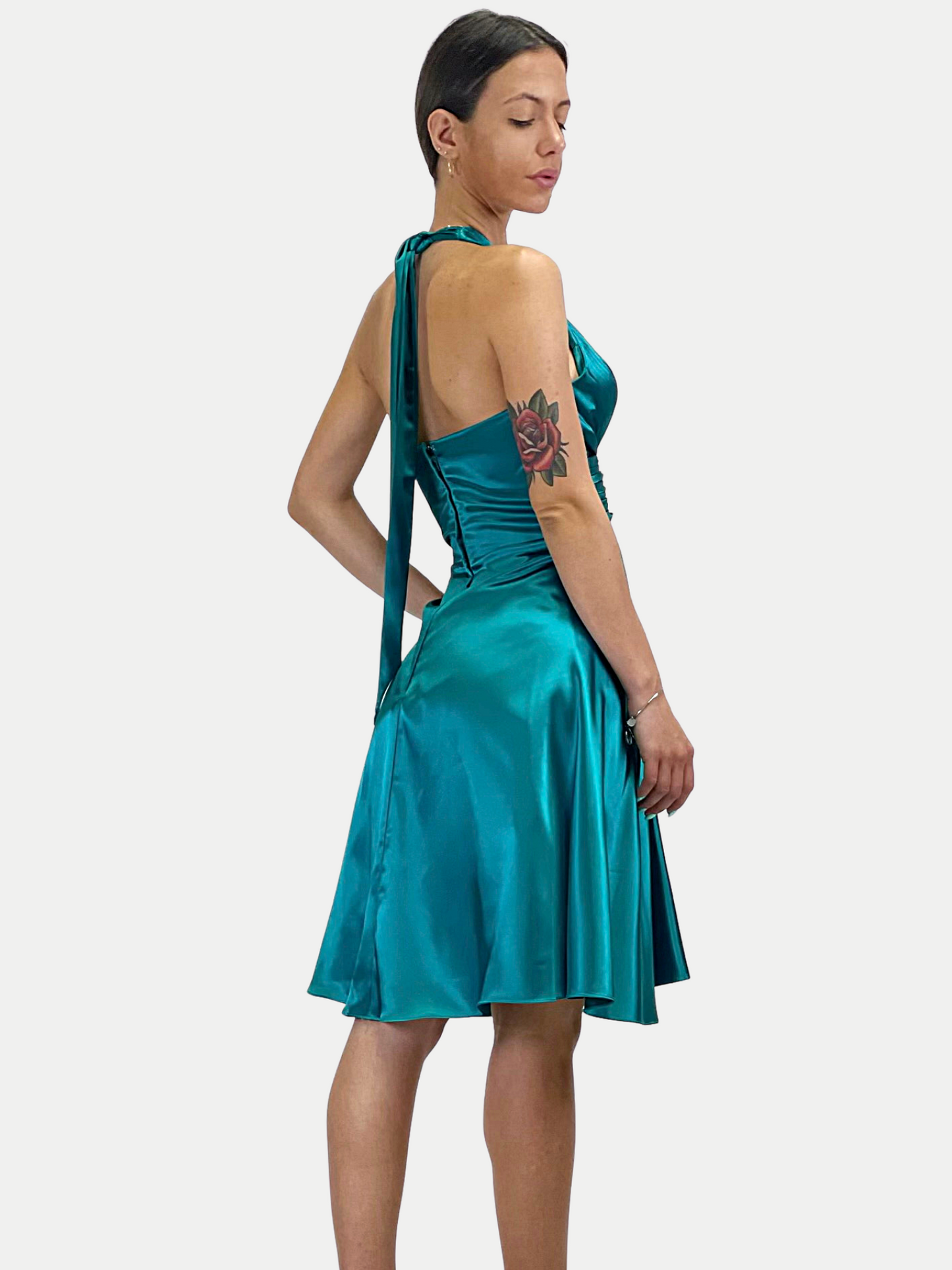 Abito corto in raso leggero scollo a V